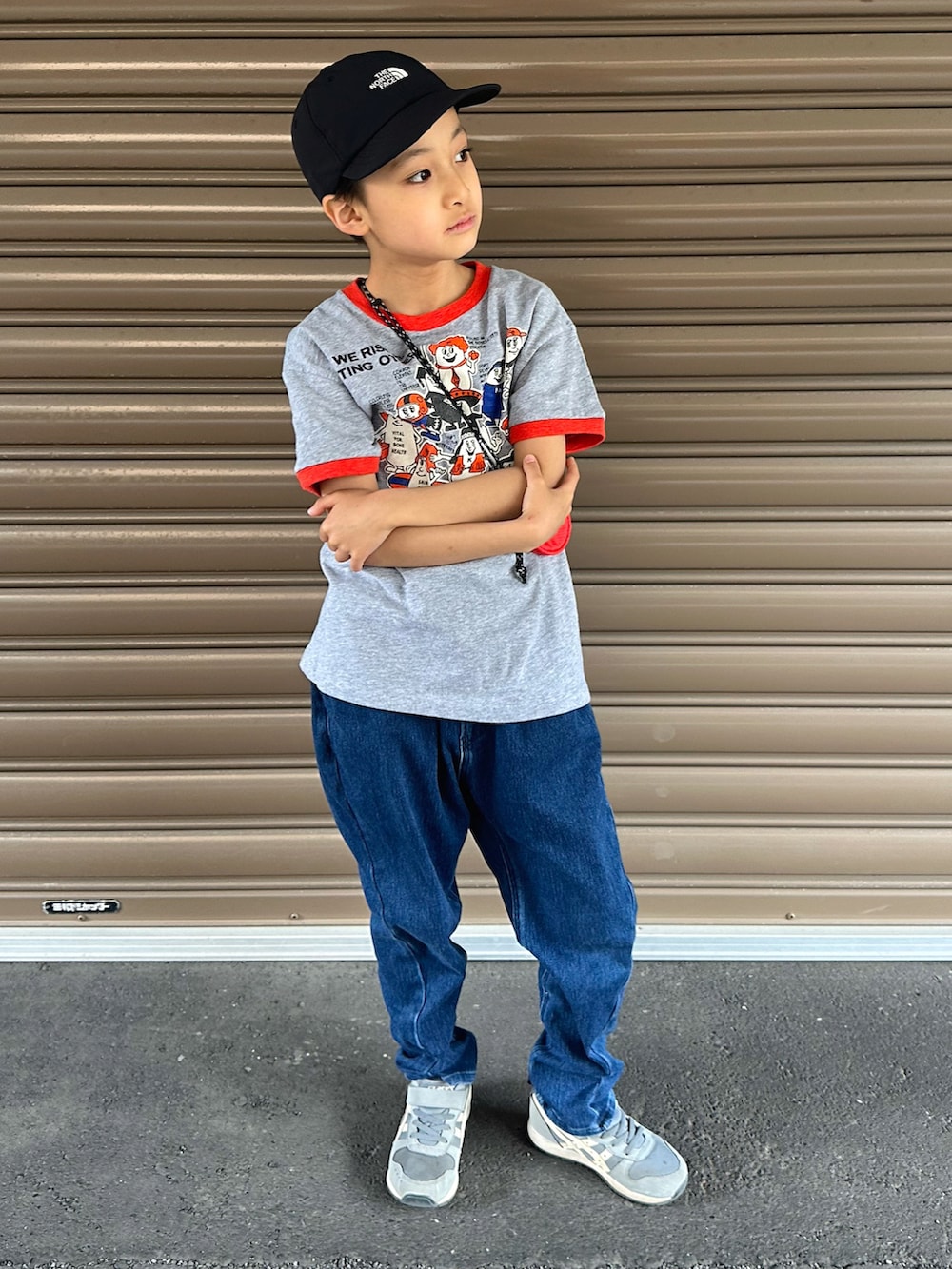 グレー系のTシャツ/カットソー、ブルー系のデニムパンツ、グレー系のスニーカーを着用したキッズの春コーディネートの2枚目の写真