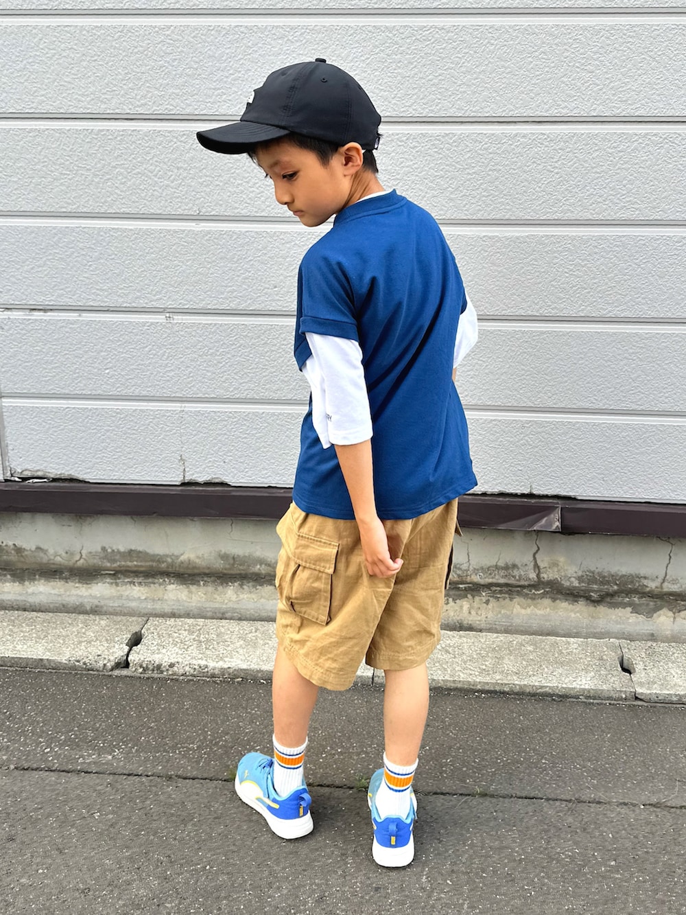 ブルー系のTシャツ/カットソー、ベージュ系のその他パンツ、ブルー系のスニーカーを着用したキッズの夏コーディネートの3枚目の写真