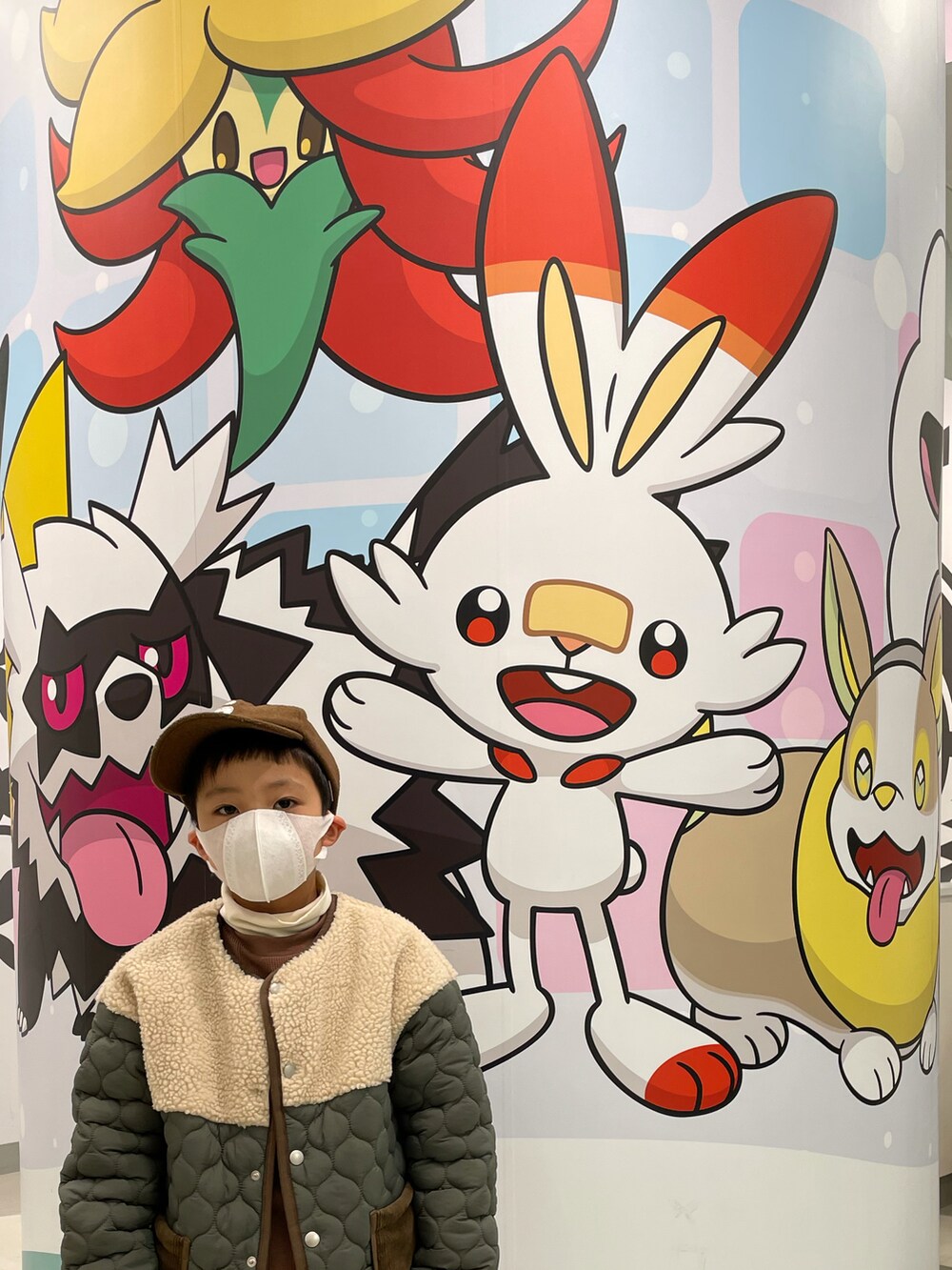 グリーン系のダウンジャケット/コート、ホワイト系のトップス、ブラウン系のアンサンブルを着用したキッズの冬コーディネートの4枚目の写真