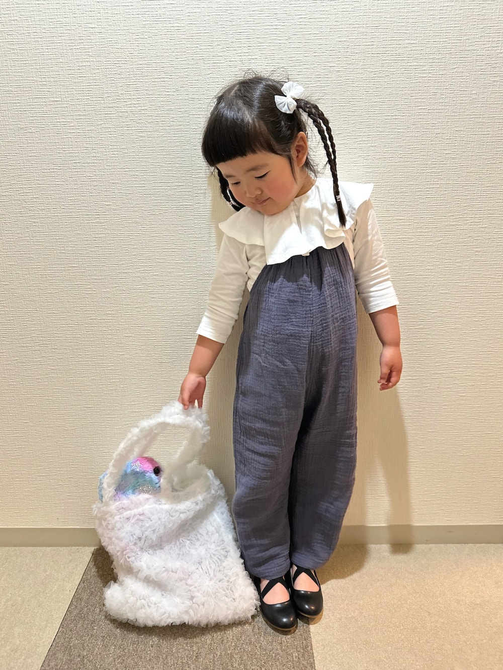 ホワイト系のTシャツ/カットソー、グレー系のサロペット/オーバーオール、ブラック系のバレエシューズを着用したキッズの夏コーディネートの2枚目の写真