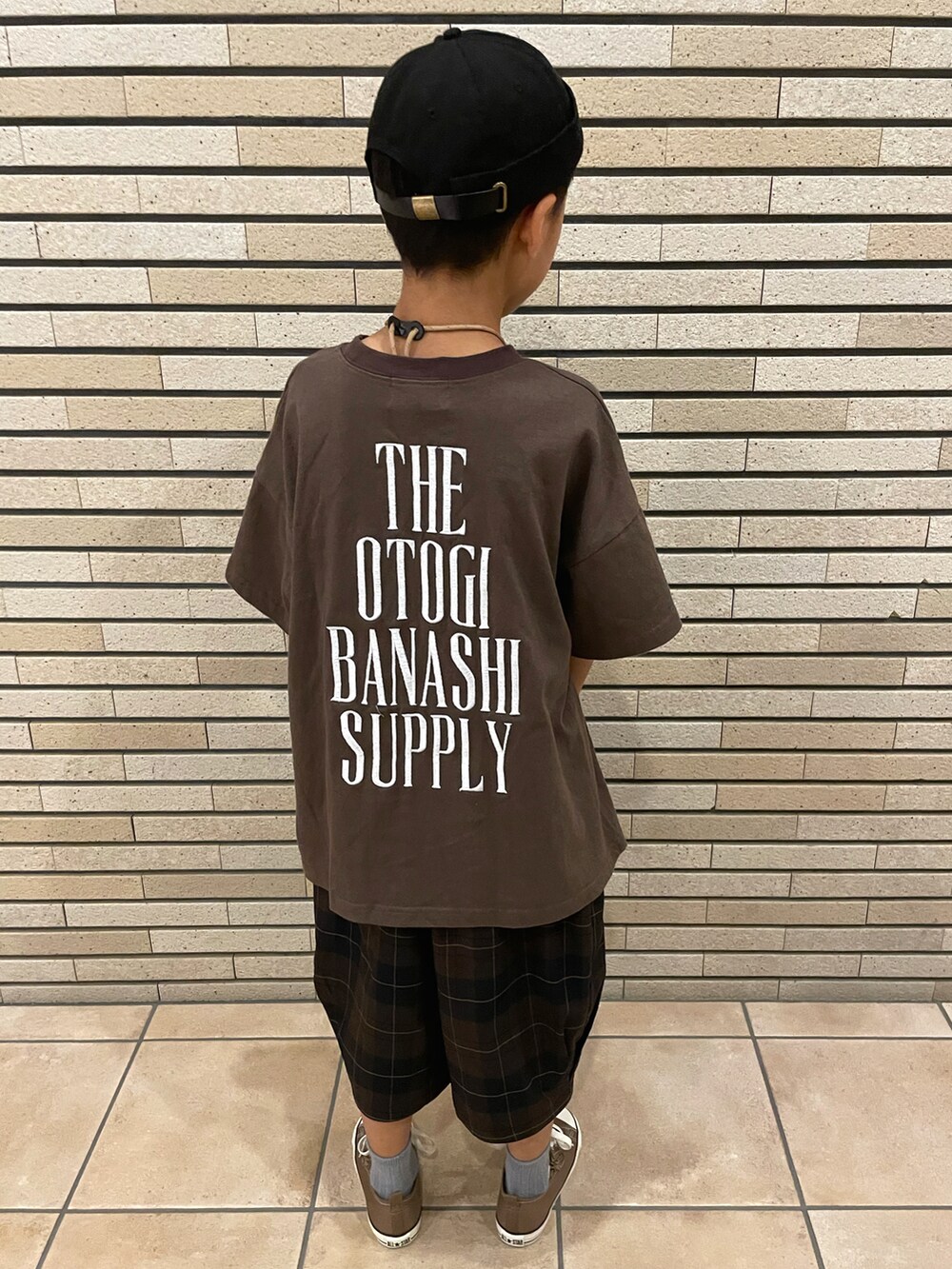 ブラウン系のTシャツ/カットソー、ブラウン系のベスト、ブラウン系のその他パンツを着用したキッズの秋コーディネートの3枚目の写真