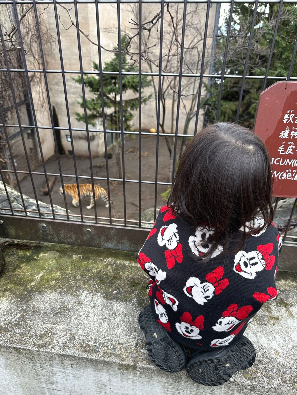 グリーン系のダウンジャケット/コート、ブラック系のパンツ、ブラック系のブーツを着用したキッズの秋コーディネートの3枚目の写真