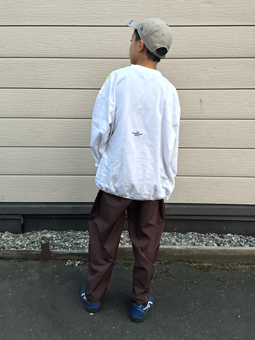 ブルー系のスニーカー、ホワイト系のTシャツ/カットソー、ブラウン系のパンツを着用したキッズの秋コーディネートの5枚目の写真