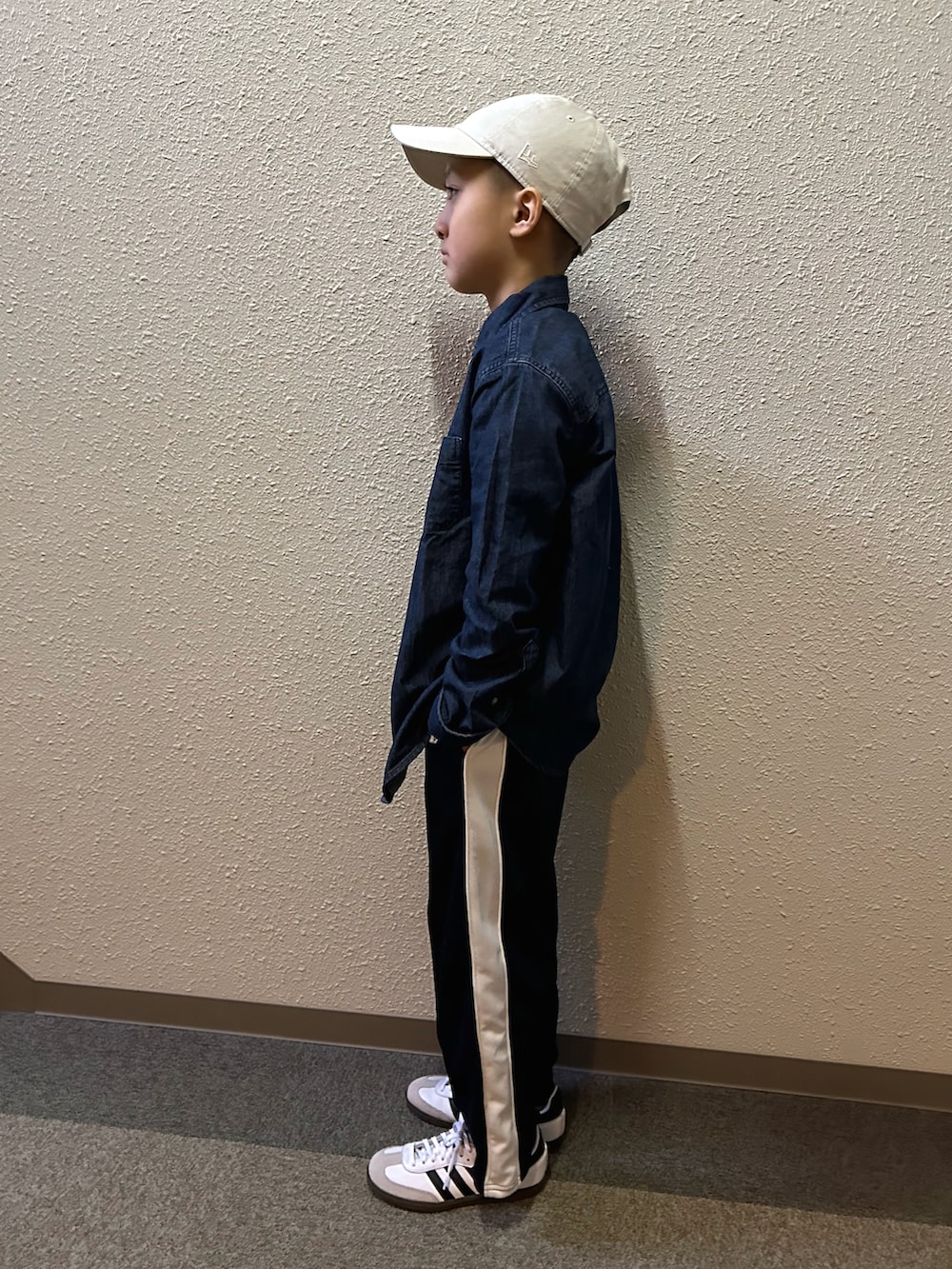 ホワイト系のTシャツ/カットソー、ブルー系のシャツ/ブラウス、ブルー系のスウェットパンツを着用したキッズの春コーディネートの3枚目の写真