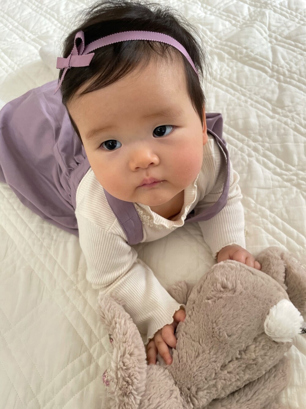 パープル系のワンピース、ホワイト系の肌着、ベージュ系のタイツ/ストッキングを着用したキッズの冬コーディネートの5枚目の写真
