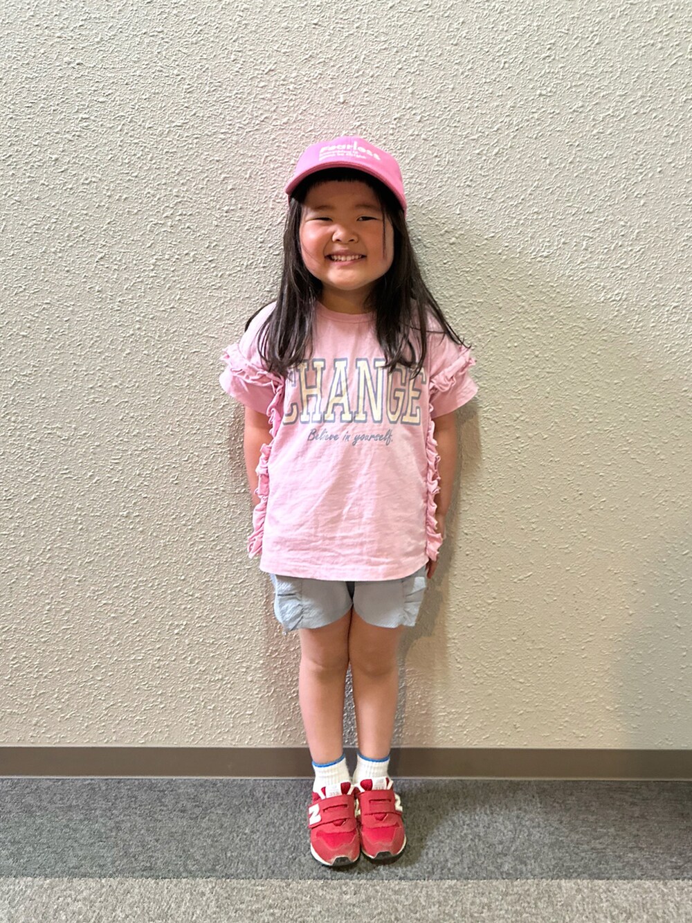 ピンク系のTシャツ/カットソー、ブルー系のその他パンツ、レッド系のスニーカーを着用したキッズの夏コーディネートの2枚目の写真