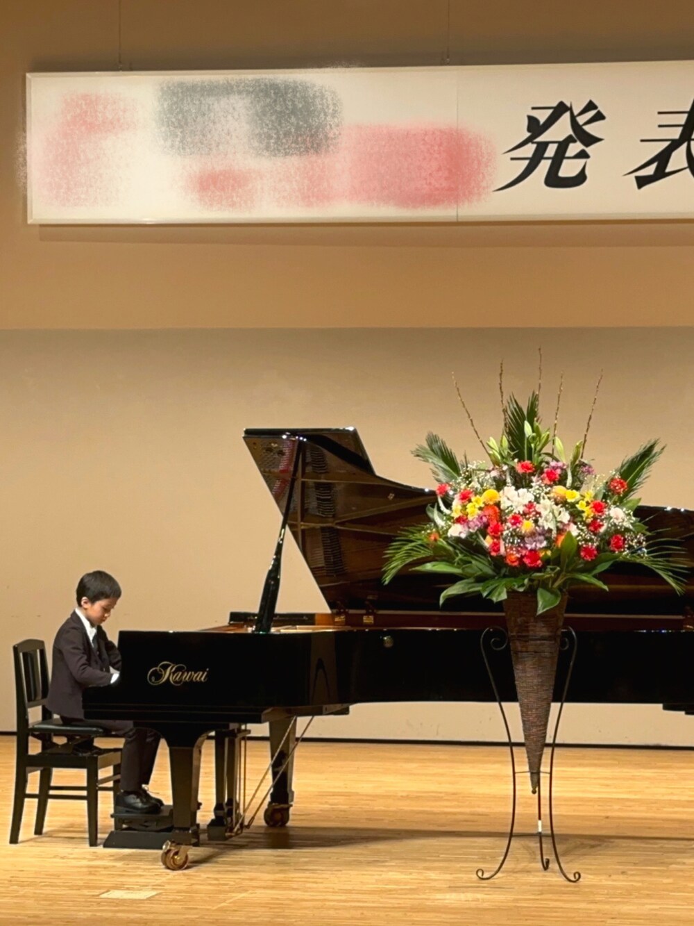 ブラック系のテーラードジャケット、ホワイト系のビジネスシャツ、ブラック系のネクタイを着用したキッズの秋コーディネートの3枚目の写真