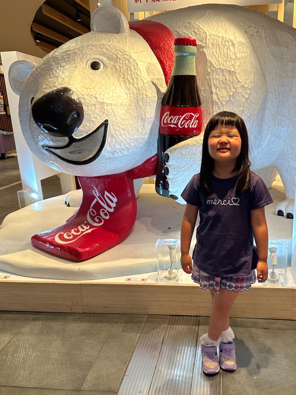 パープル系のスニーカー、ブルー系のTシャツ/カットソー、パープル系のその他パンツを着用したキッズの夏コーディネートの4枚目の写真