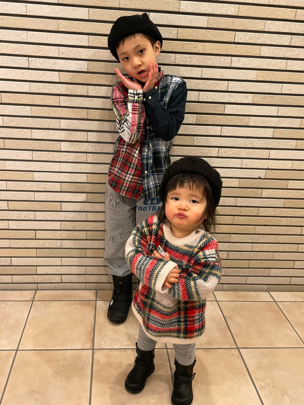 その他のシャツ/ブラウス、グレー系のその他パンツ、ブラック系のブーツを着用したキッズの春コーディネートの2枚目の写真