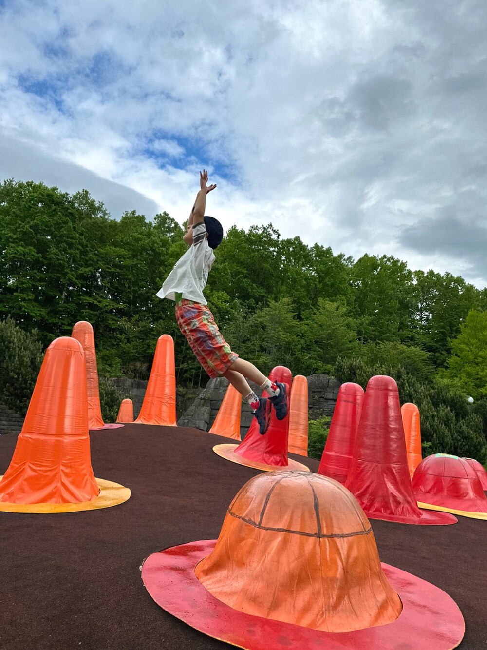 ホワイト系のTシャツ/カットソー、ブルー系のスニーカー、ホワイト系のカーディガン/ボレロを着用したキッズの夏コーディネートの5枚目の写真