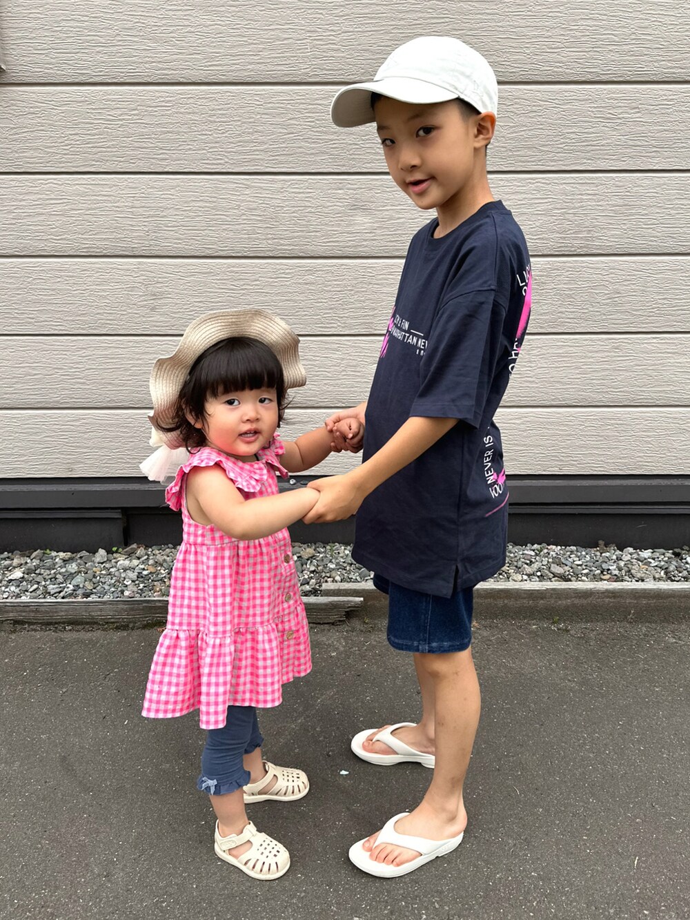ブルー系のTシャツ/カットソー、ブルー系のデニムパンツ、ホワイト系のサンダルを着用したキッズの夏コーディネートの4枚目の写真