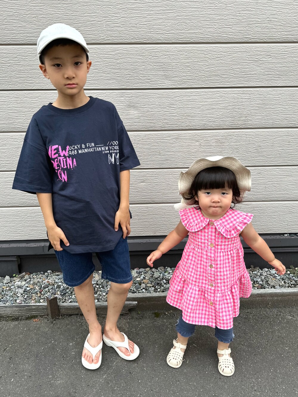 ブルー系のTシャツ/カットソー、ブルー系のデニムパンツ、ホワイト系のサンダルを着用したキッズの夏コーディネートの5枚目の写真