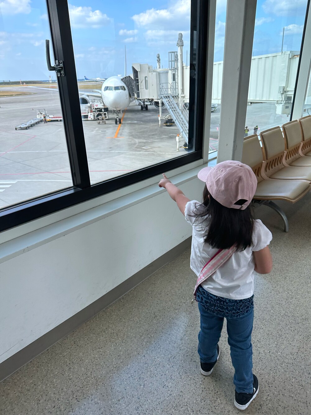 ホワイト系のTシャツ/カットソー、その他のデニムパンツ、ブラック系のスニーカーを着用したキッズの春コーディネートの5枚目の写真