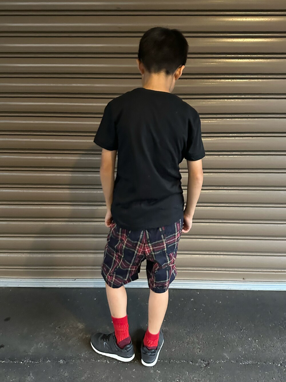 ブラック系のTシャツ/カットソー、ブラック系のパンツ、ブラック系のスニーカーを着用したキッズの秋コーディネートの2枚目の写真