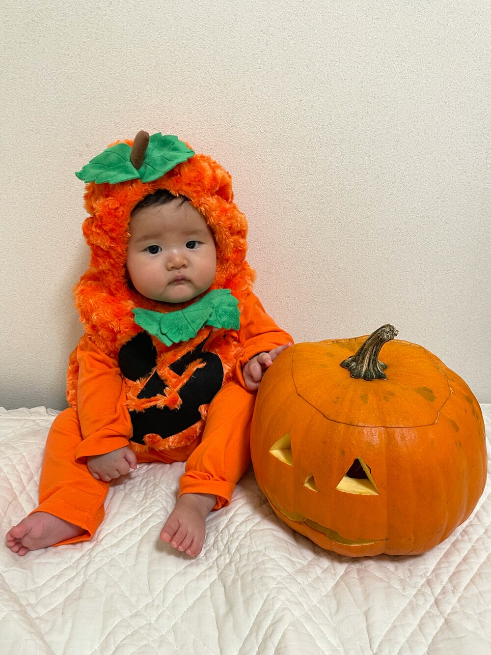 オレンジ系のトップス、ブラウン系のTシャツ/カットソー、ブラック系のその他パンツを着用したキッズの秋コーディネートの3枚目の写真