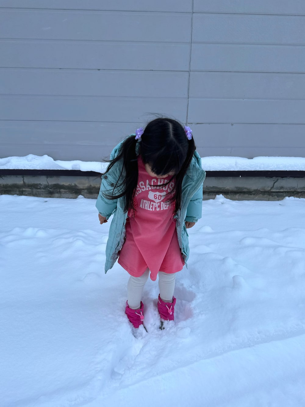 ピンク系のワンピースを着用したキッズの春コーディネートの5枚目の写真