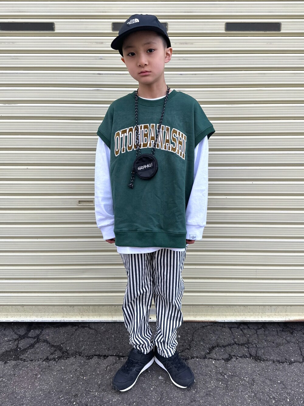ホワイト系のTシャツ/カットソー、グリーン系のベスト、ブルー系のその他パンツを着用したキッズの春コーディネートの3枚目の写真