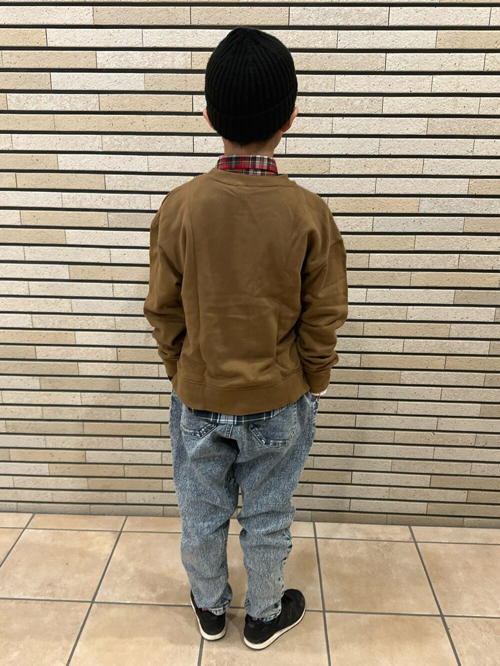 ブラウン系のスウェット、その他のシャツ/ブラウス、その他のデニムパンツを着用したキッズの秋コーディネートの3枚目の写真