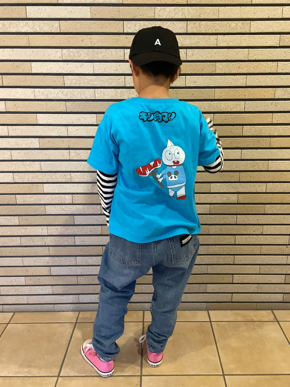 ブルー系のTシャツ/カットソー、ブラック系のTシャツ/カットソー、ブルー系のデニムパンツを着用したキッズの夏コーディネートの3枚目の写真