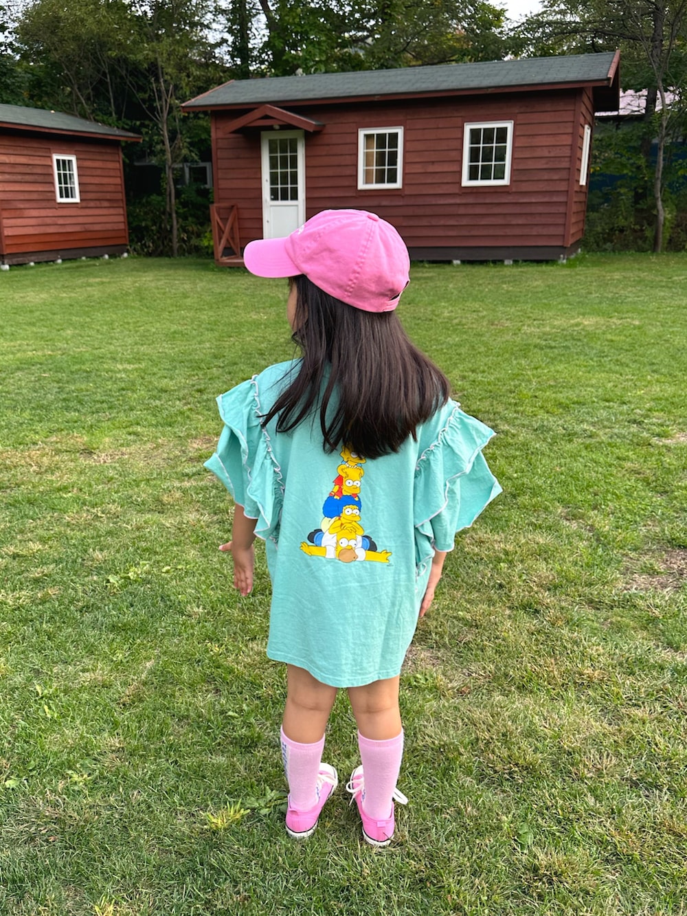 ホワイト系のその他パンツ、ピンク系のスニーカー、グリーン系のTシャツ/カットソーを着用したキッズの秋コーディネートの2枚目の写真