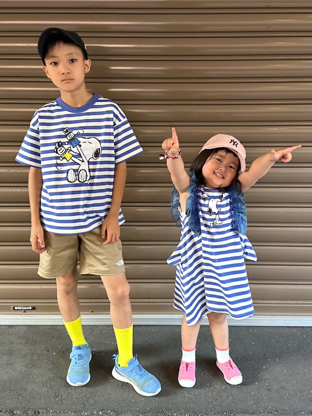 パープル系のTシャツ/カットソー、ベージュ系のその他パンツ、ブルー系のスニーカーを着用したキッズの夏コーディネートの2枚目の写真