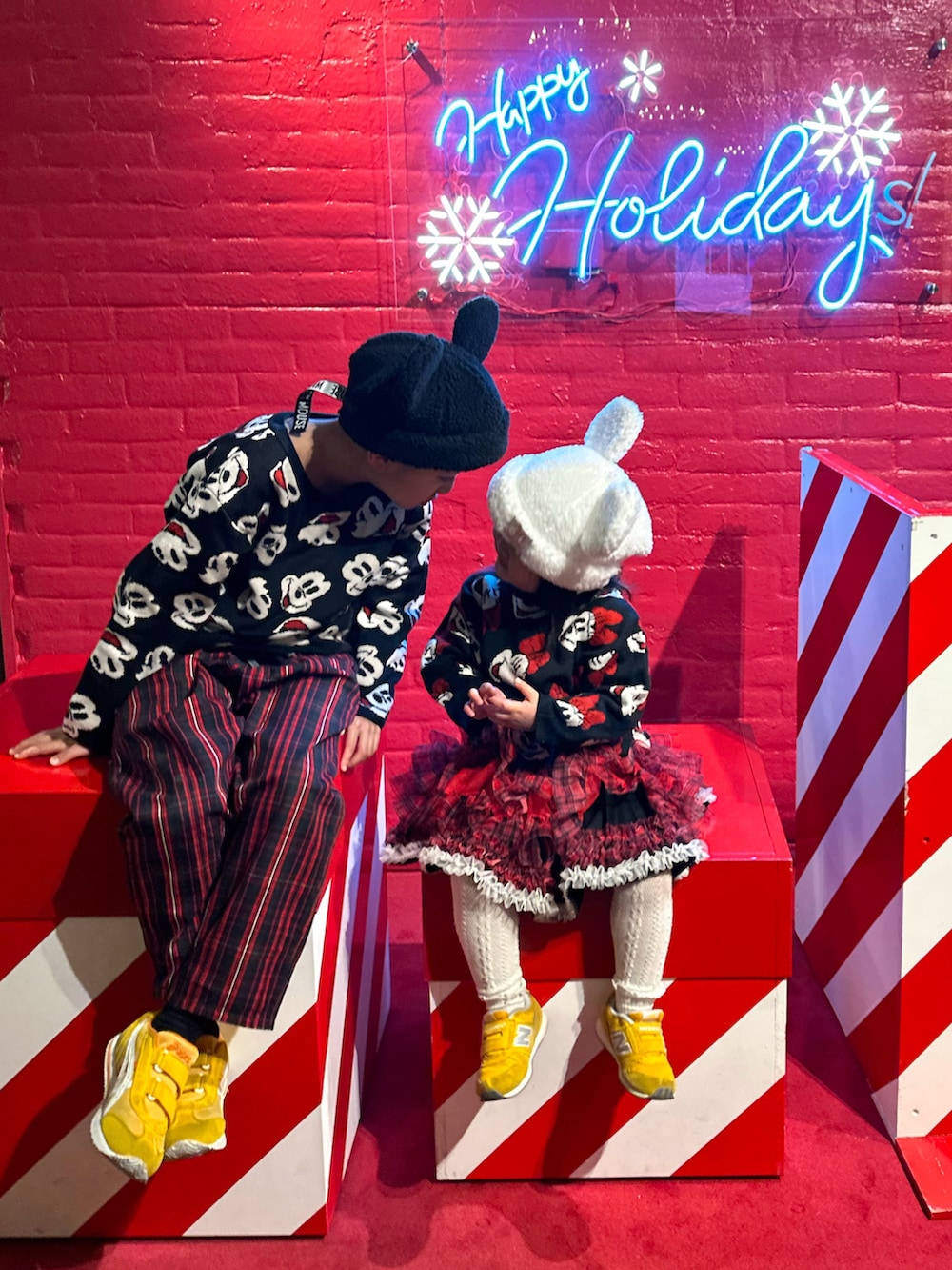 ブラック系のニット/セーター、レッド系のその他パンツ、イエロー系のスニーカーを着用したキッズの冬コーディネートの2枚目の写真