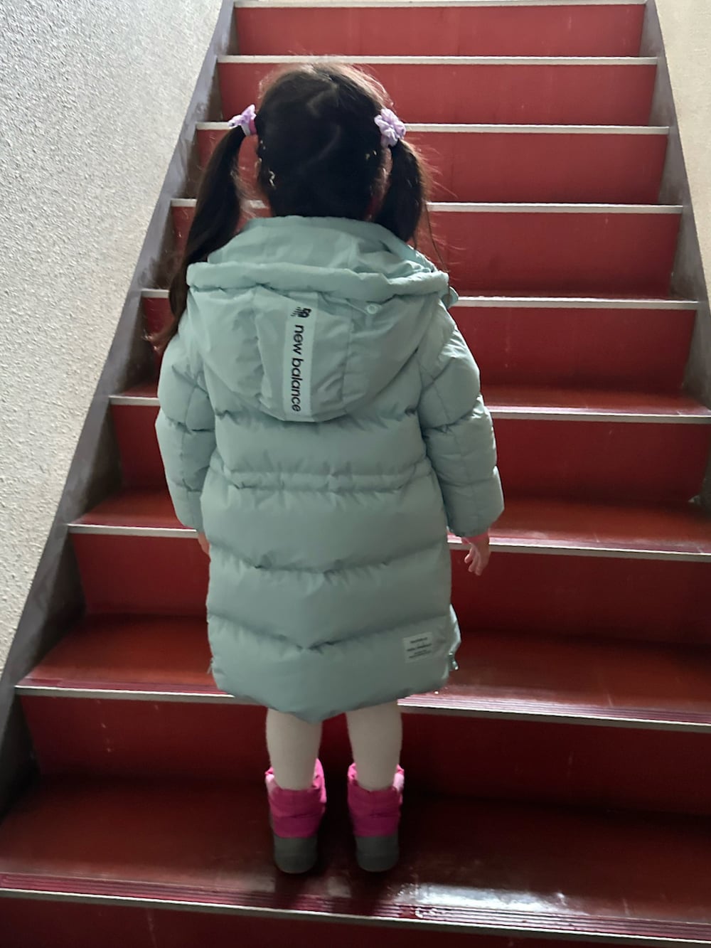 ピンク系のワンピースを着用したキッズの春コーディネートの4枚目の写真