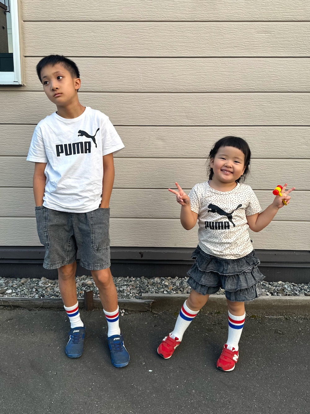 ベージュ系のTシャツ/カットソー、ホワイト系のTシャツ/カットソー、ブラック系のデニムパンツを着用したキッズの秋コーディネートの3枚目の写真