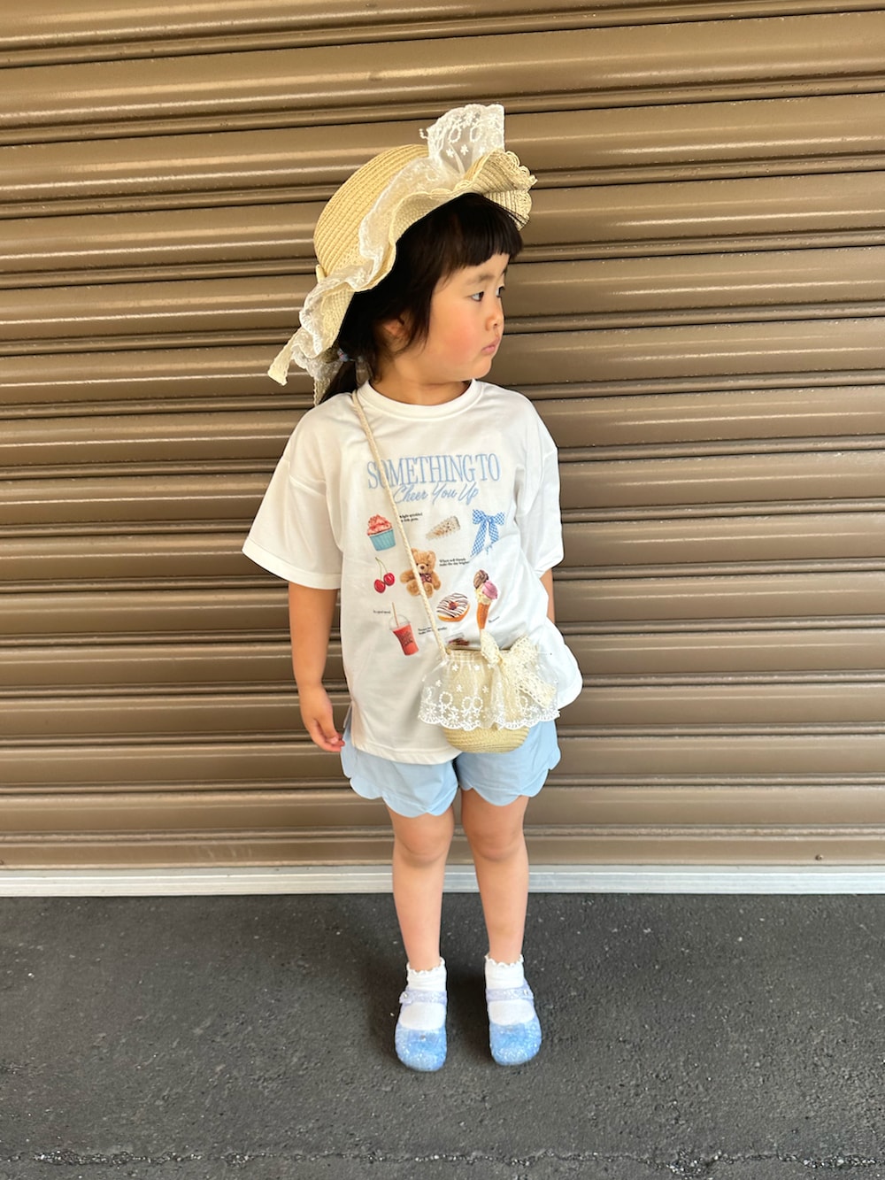 ホワイト系のTシャツ/カットソー、ブルー系のその他パンツ、ホワイト系のショルダーバッグを着用したキッズの夏コーディネートの3枚目の写真
