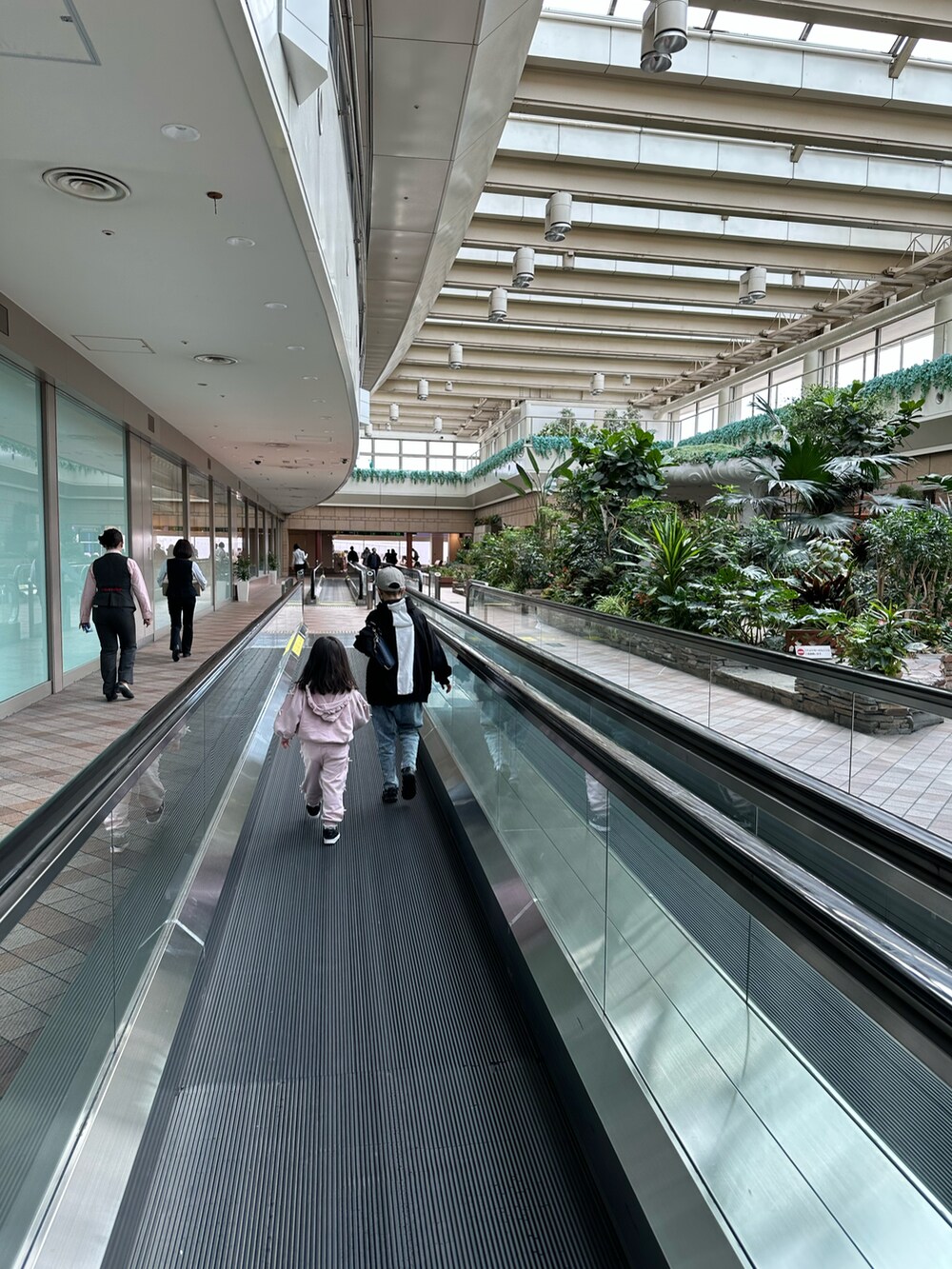 ブラック系のパーカー、その他のデニムパンツ、ブラック系のスニーカーを着用したキッズの春コーディネートの3枚目の写真