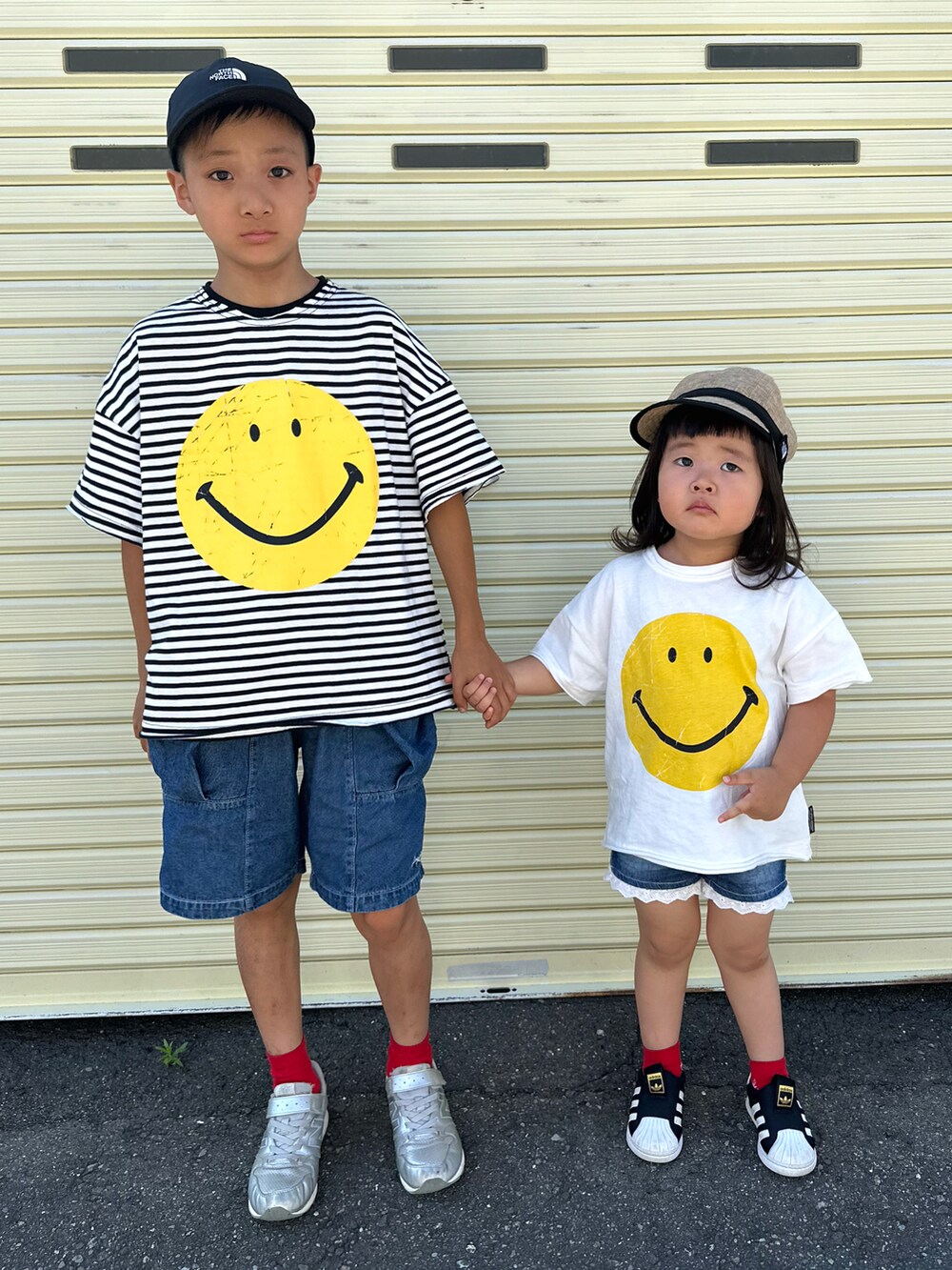 ブラック系のTシャツ/カットソー、ブルー系のデニムパンツ、シルバー系のスニーカーを着用したキッズの夏コーディネートの2枚目の写真