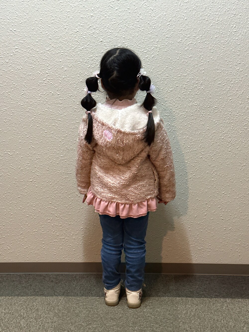 レッド系のスニーカー、ピンク系のスウェット、ピンク系のジャケット/アウターを着用したキッズの冬コーディネートの3枚目の写真