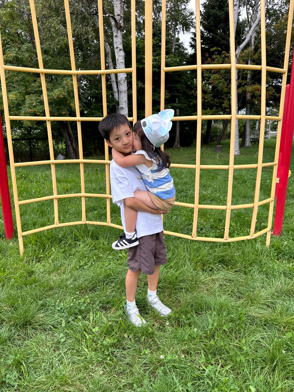 ブルー系のTシャツ/カットソー、ピンク系のその他パンツ、ブラック系のスニーカーを着用したキッズの秋コーディネートの5枚目の写真