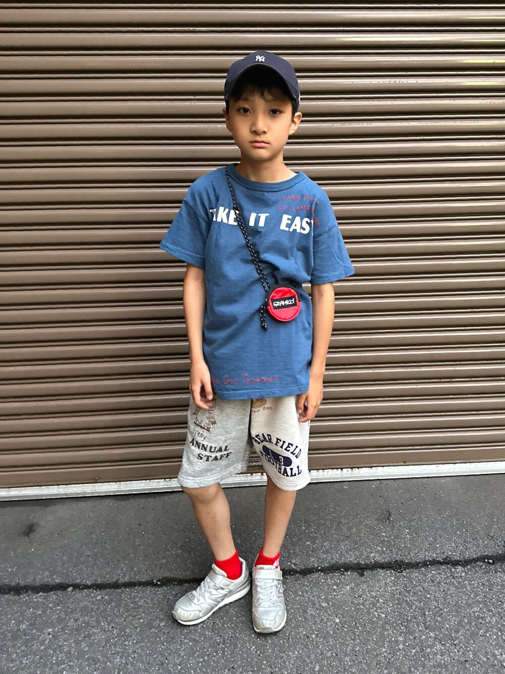 ブルー系のTシャツ/カットソー、グレー系のスウェットパンツ、シルバー系のスニーカーを着用したキッズの夏コーディネートの4枚目の写真