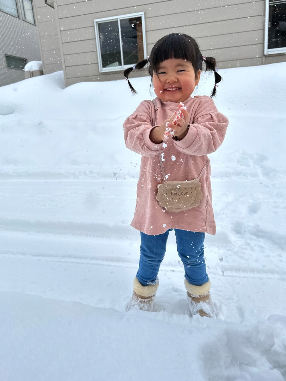 ピンク系のチュニック、ベージュ系のブーツ、ピンク系のダウンジャケット/コートを着用したキッズの冬コーディネートの3枚目の写真