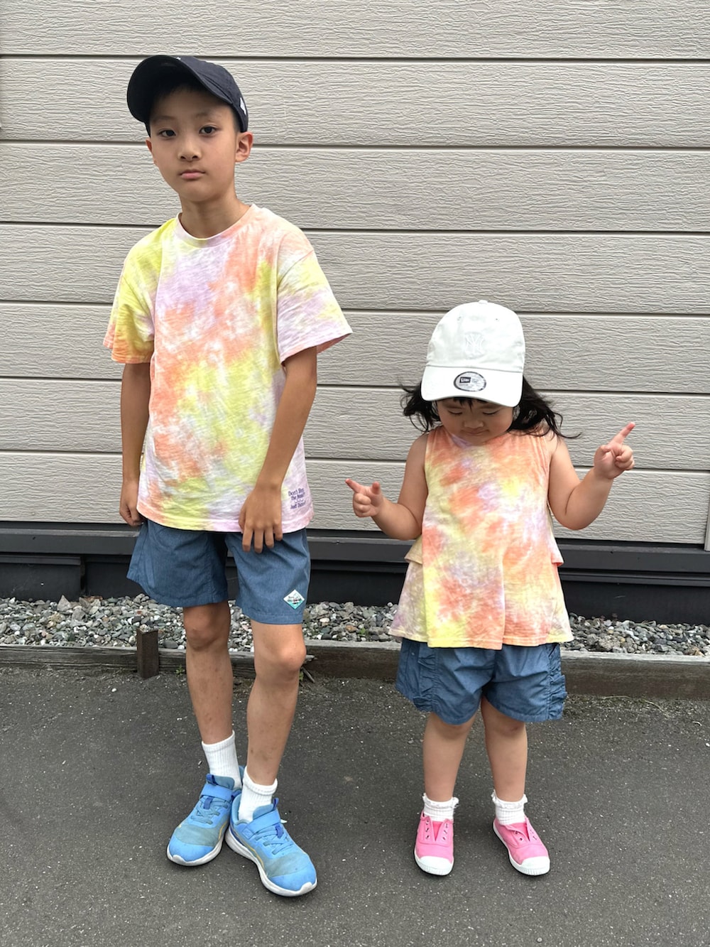 イエロー系のTシャツ/カットソー、ブルー系のその他パンツ、ブルー系のスニーカーを着用したキッズの夏コーディネートの3枚目の写真