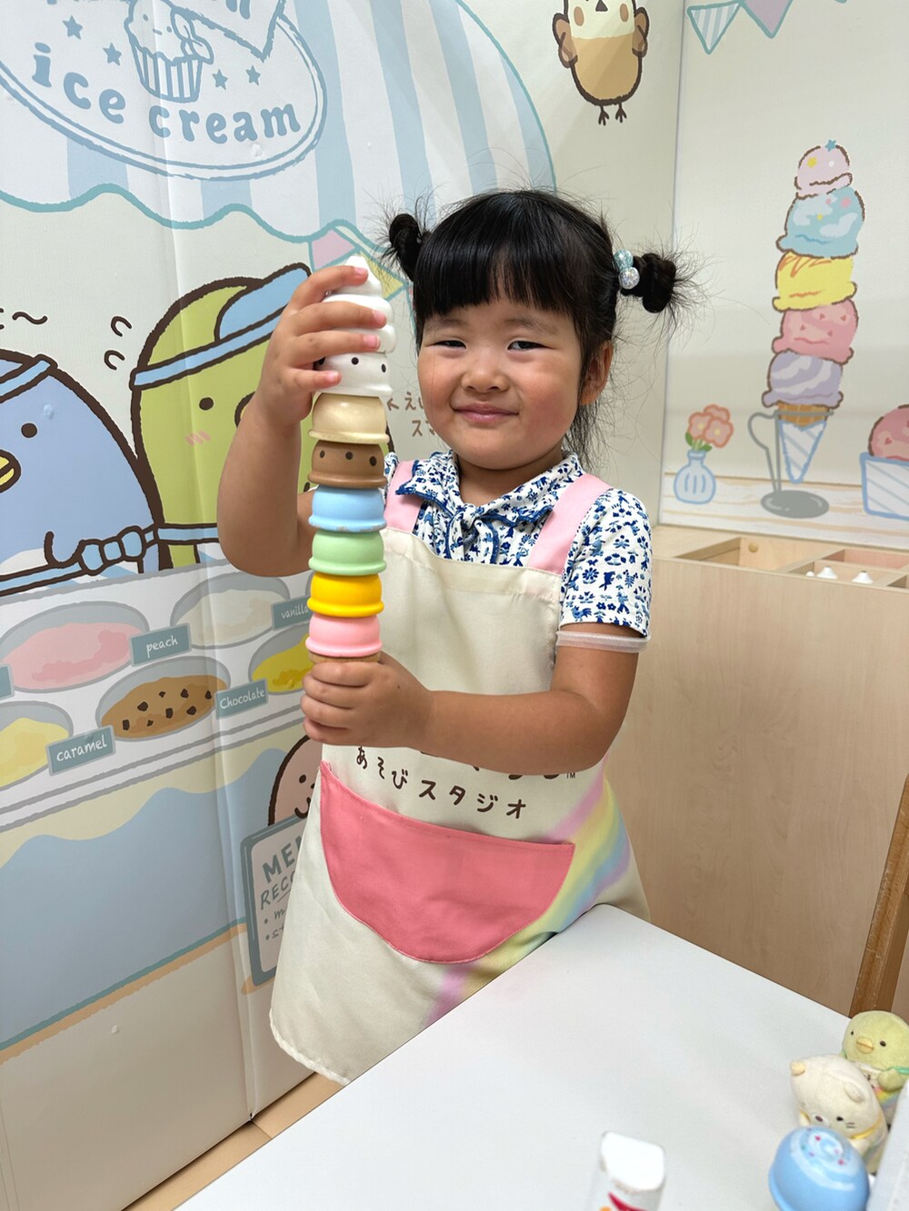 ホワイト系のTシャツ/カットソー、ピンク系のサンダル、ブルー系のTシャツ/カットソーを着用したキッズの夏コーディネートの4枚目の写真