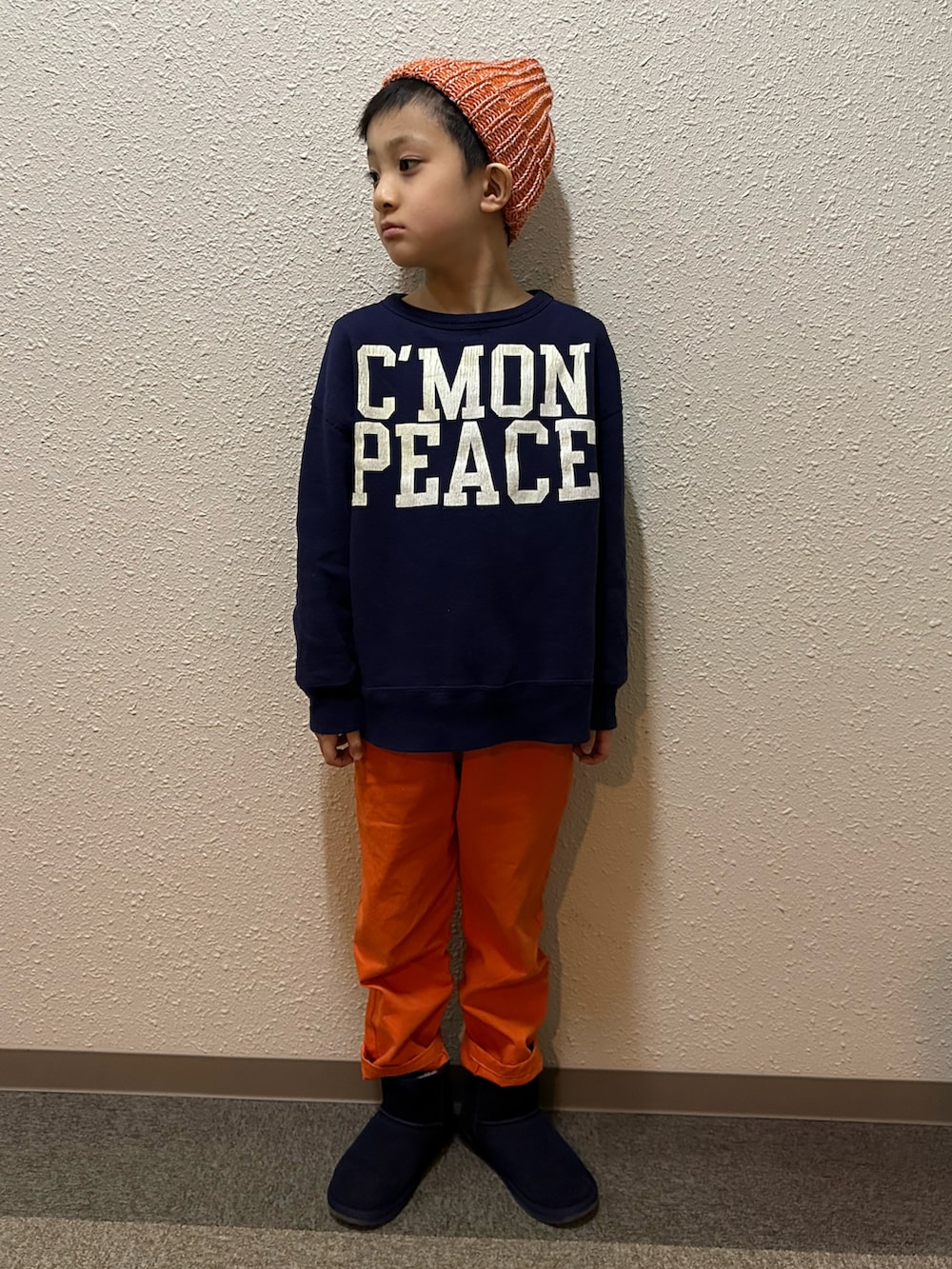 ブルー系のスウェット、オレンジ系のその他パンツ、ブルー系のブーツを着用したキッズの春コーディネートの3枚目の写真