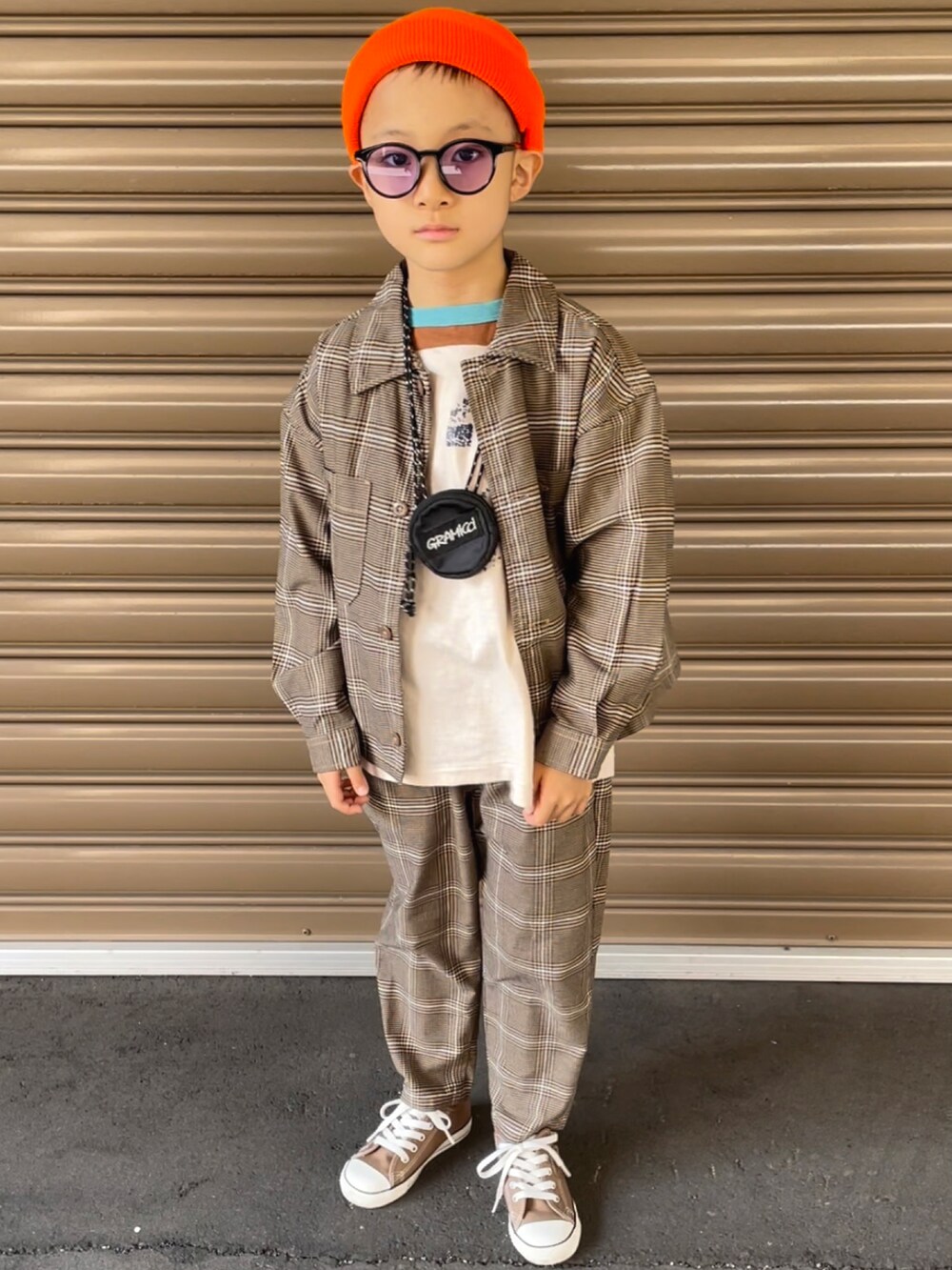 ブラウン系のジャケット/アウター、その他のTシャツ/カットソー、ブラウン系のパンツを着用したキッズの秋コーディネートの2枚目の写真