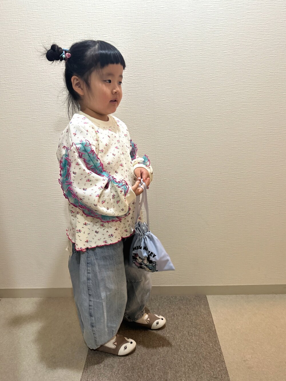 ブルー系のデニムパンツ、ホワイト系のトップスを着用したキッズの秋コーディネートの3枚目の写真