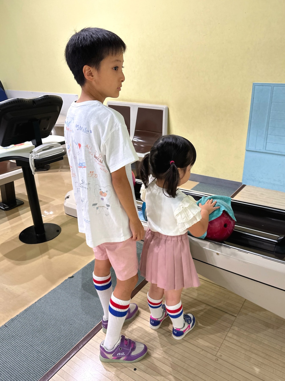 ピンク系のその他パンツ、ホワイト系のTシャツ/カットソー、ピンク系のその他パンツを着用したキッズの秋コーディネートの4枚目の写真