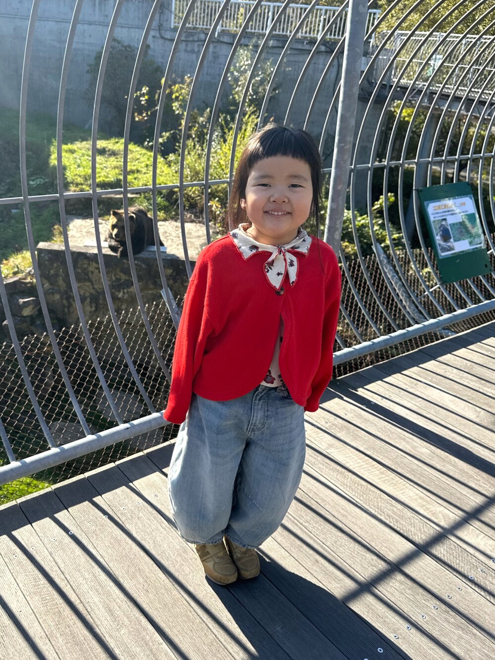 ブルー系のデニムパンツ、ゴールド系のスニーカー、ホワイト系のTシャツ/カットソーを着用したキッズの秋コーディネートの3枚目の写真