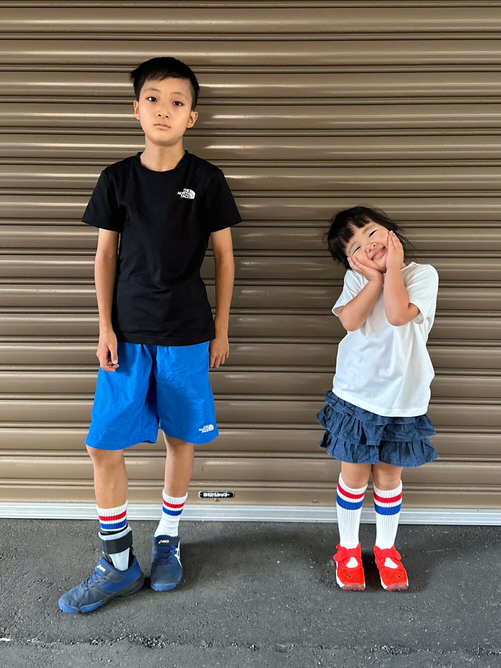 ブルー系のその他パンツ、ブラック系のTシャツ/カットソー、ホワイト系のTシャツ/カットソーを着用したキッズの夏コーディネートの4枚目の写真