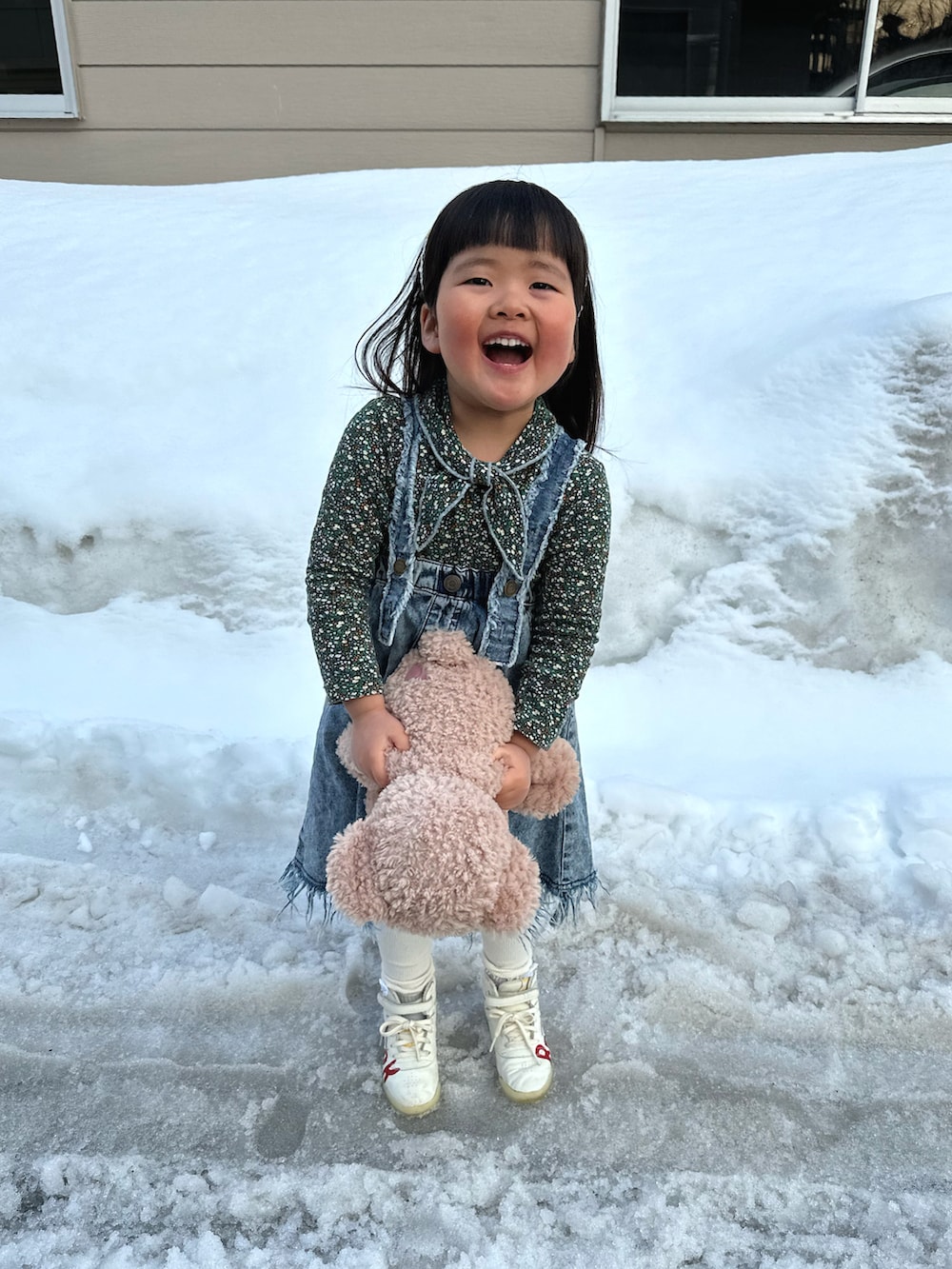 ブルー系のスカート、レッド系のスニーカーを着用したキッズの春コーディネートの3枚目の写真