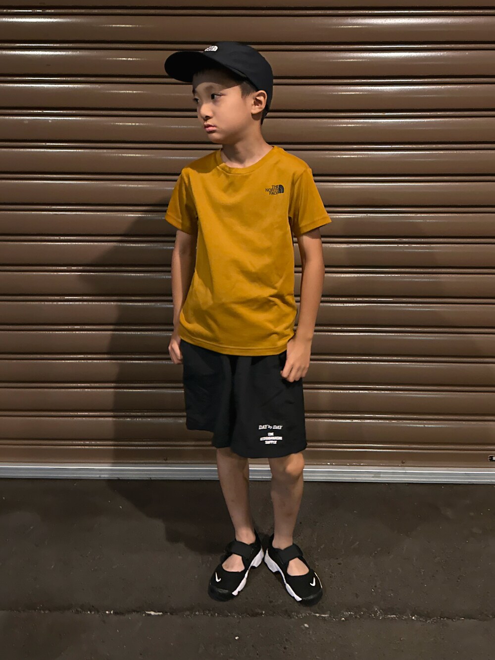 ベージュ系のTシャツ/カットソー、ブラック系のパンツ、ブラック系のスニーカーを着用したキッズの夏コーディネートの2枚目の写真