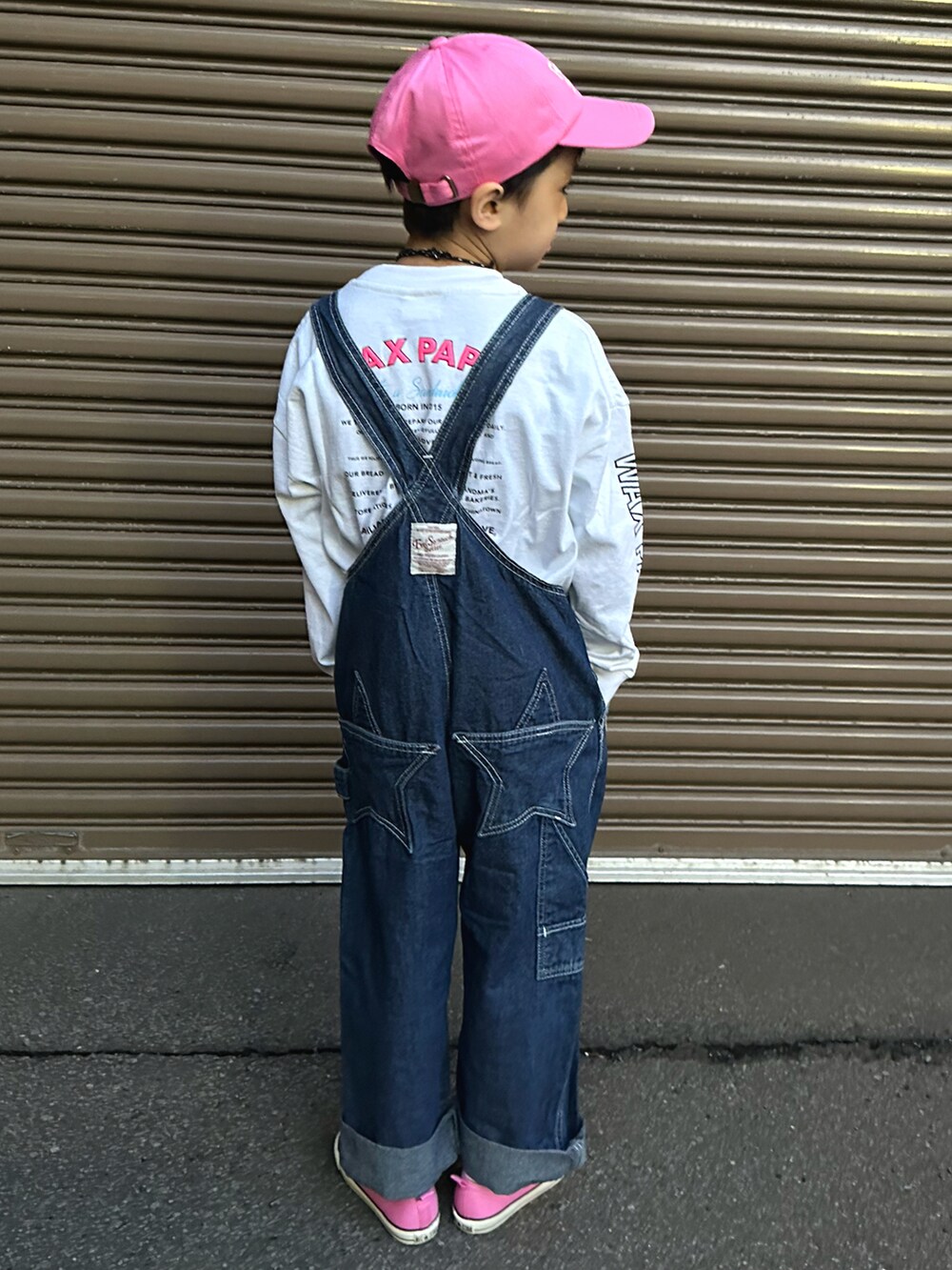 ホワイト系のTシャツ/カットソー、ブルー系のサロペット/オーバーオール、ピンク系のスニーカーを着用したキッズの春コーディネートの3枚目の写真