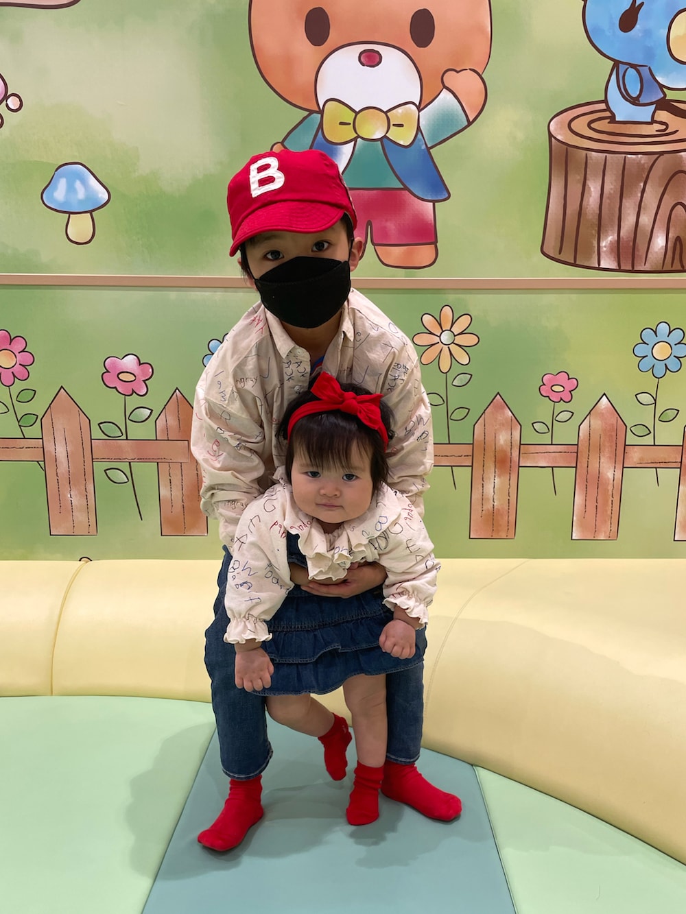 ホワイト系のシャツ/ブラウス、ブルー系のTシャツ/カットソー、ブルー系のデニムパンツを着用したキッズの夏コーディネートの3枚目の写真