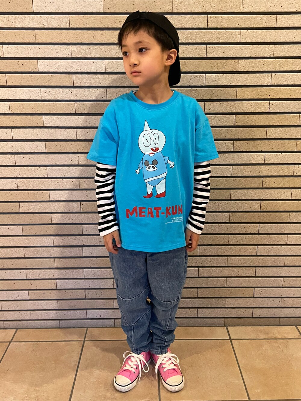 ブルー系のTシャツ/カットソー、ブラック系のTシャツ/カットソー、ブルー系のデニムパンツを着用したキッズの夏コーディネートの2枚目の写真