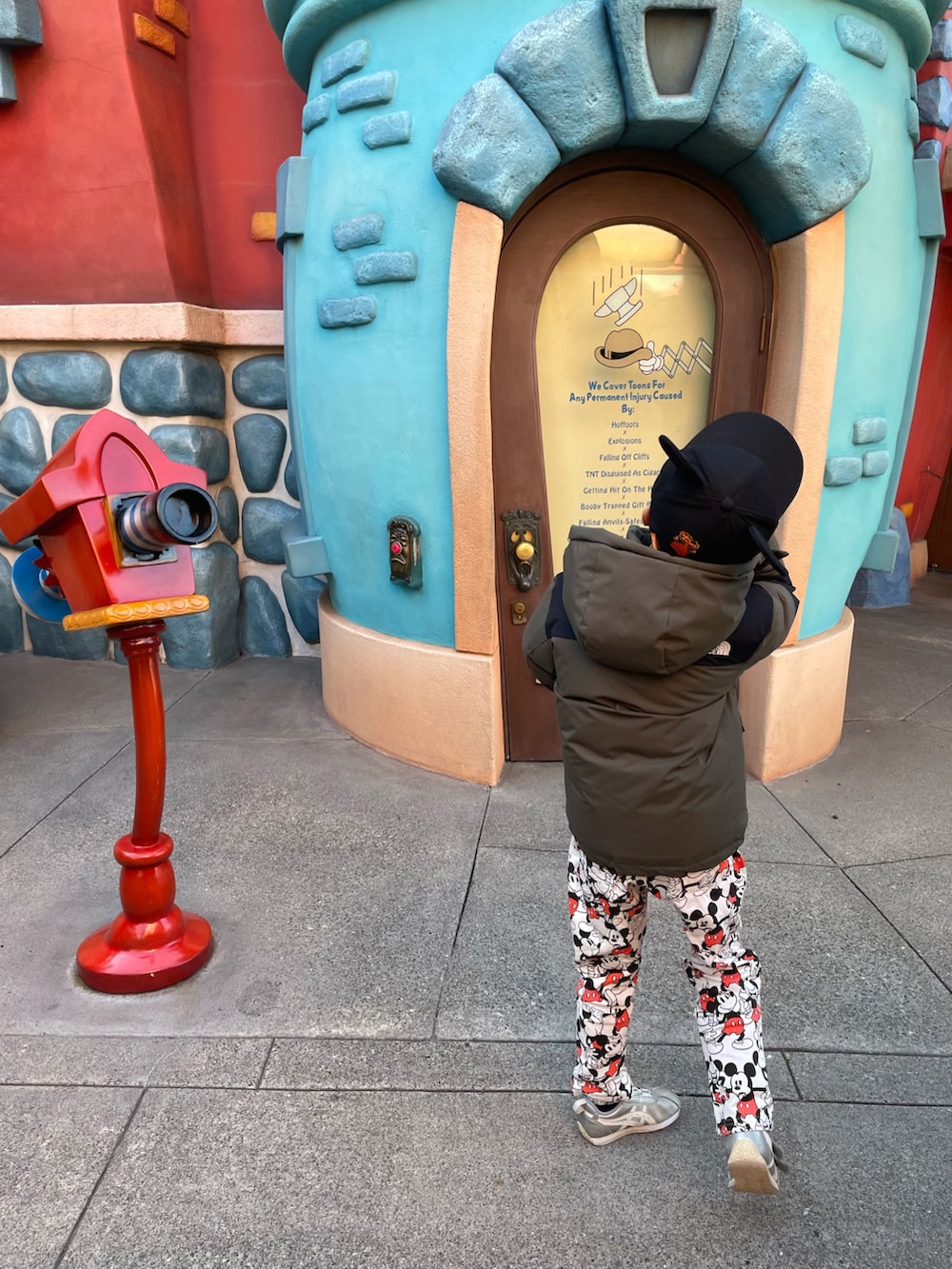 グリーン系のダウンジャケット/コート、ブラック系のスウェット、ホワイト系のその他パンツを着用したキッズの春コーディネートの2枚目の写真