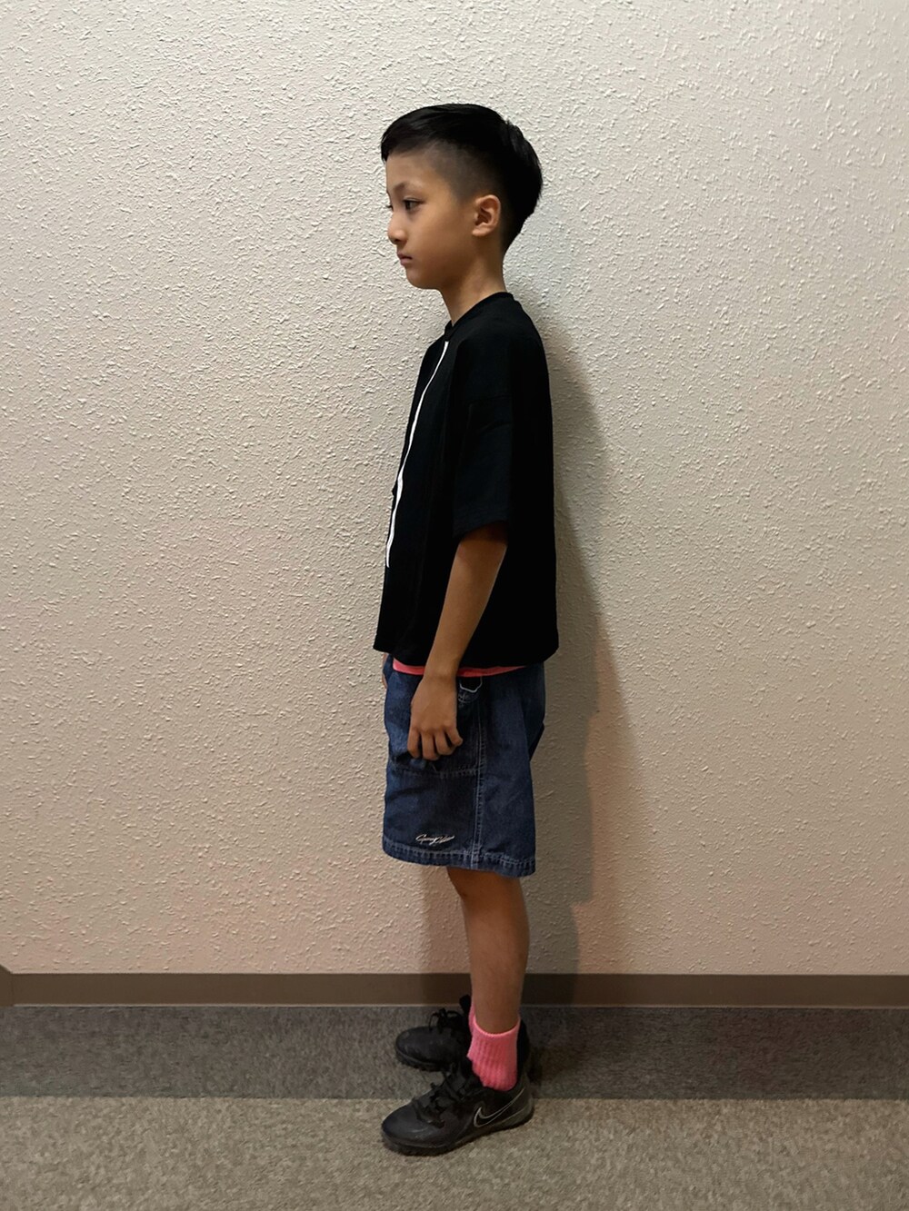 ブルー系のデニムパンツ、ブラック系のTシャツ/カットソー、ブラック系のスニーカーを着用したキッズの夏コーディネートの2枚目の写真